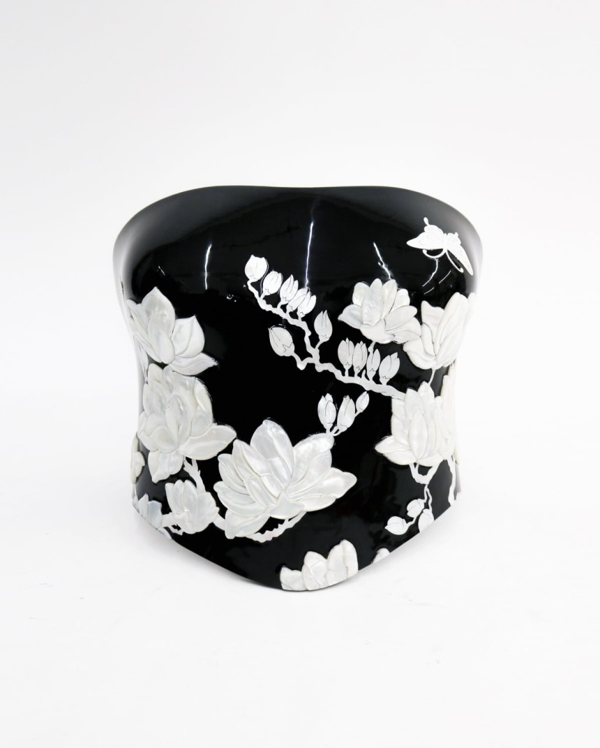 제니가 입은 르쥬(LE JE)의 자개 튜브 톱으로 완성한 전통 미학