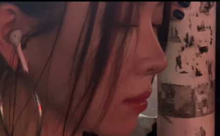 백예린(Yerin Baek) in the middle