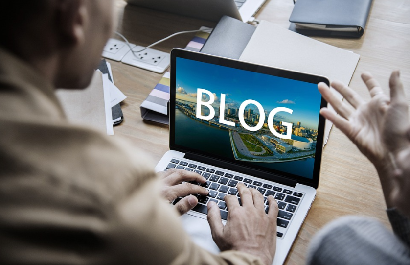 블로그를 작성 중인 블로거