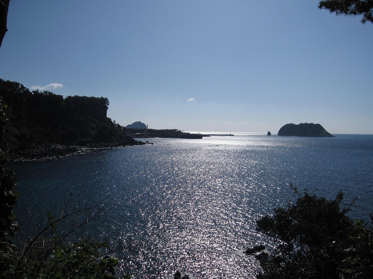 제주도 한라산과 바다