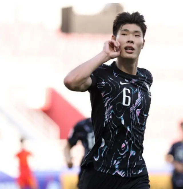 u23-그라운드 검은 유니폼을 입고 걷고있는 이영준