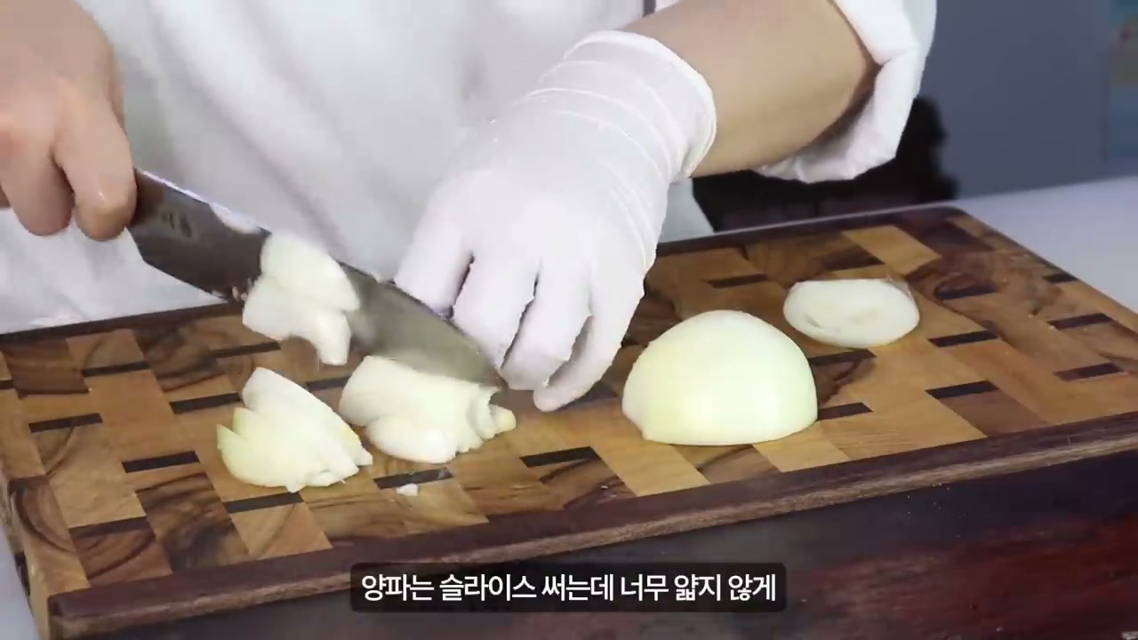 양파를 두툼하게 슬라이스하는 모습