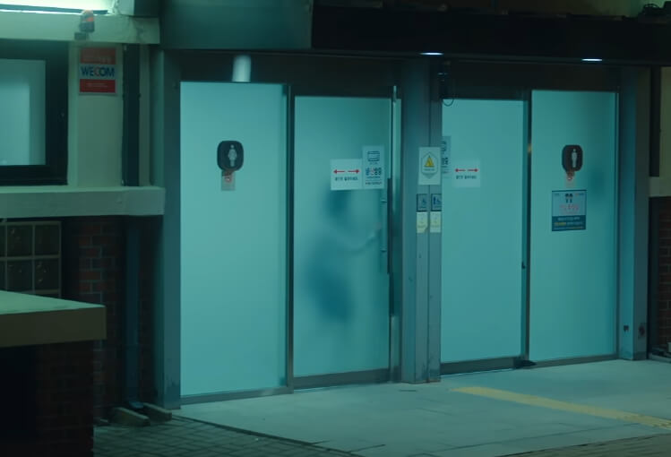 공중 화장실로 들어간 이나