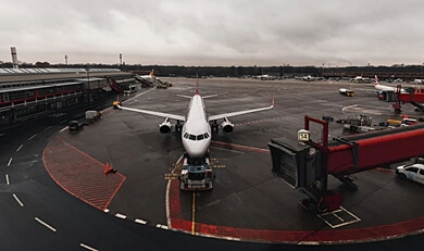 공항에-있는-비행기