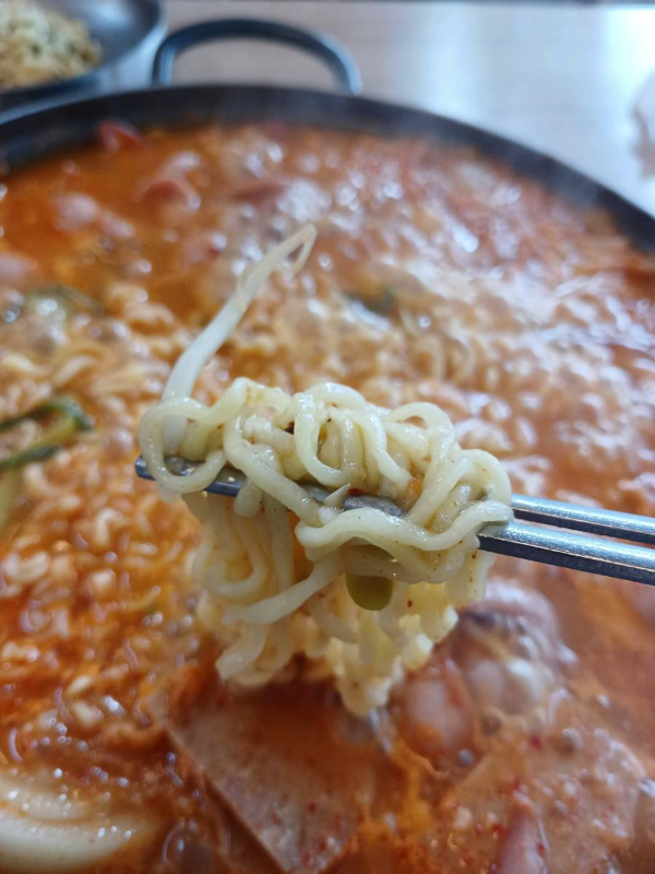 부대찌개에서 라면사리 건지다