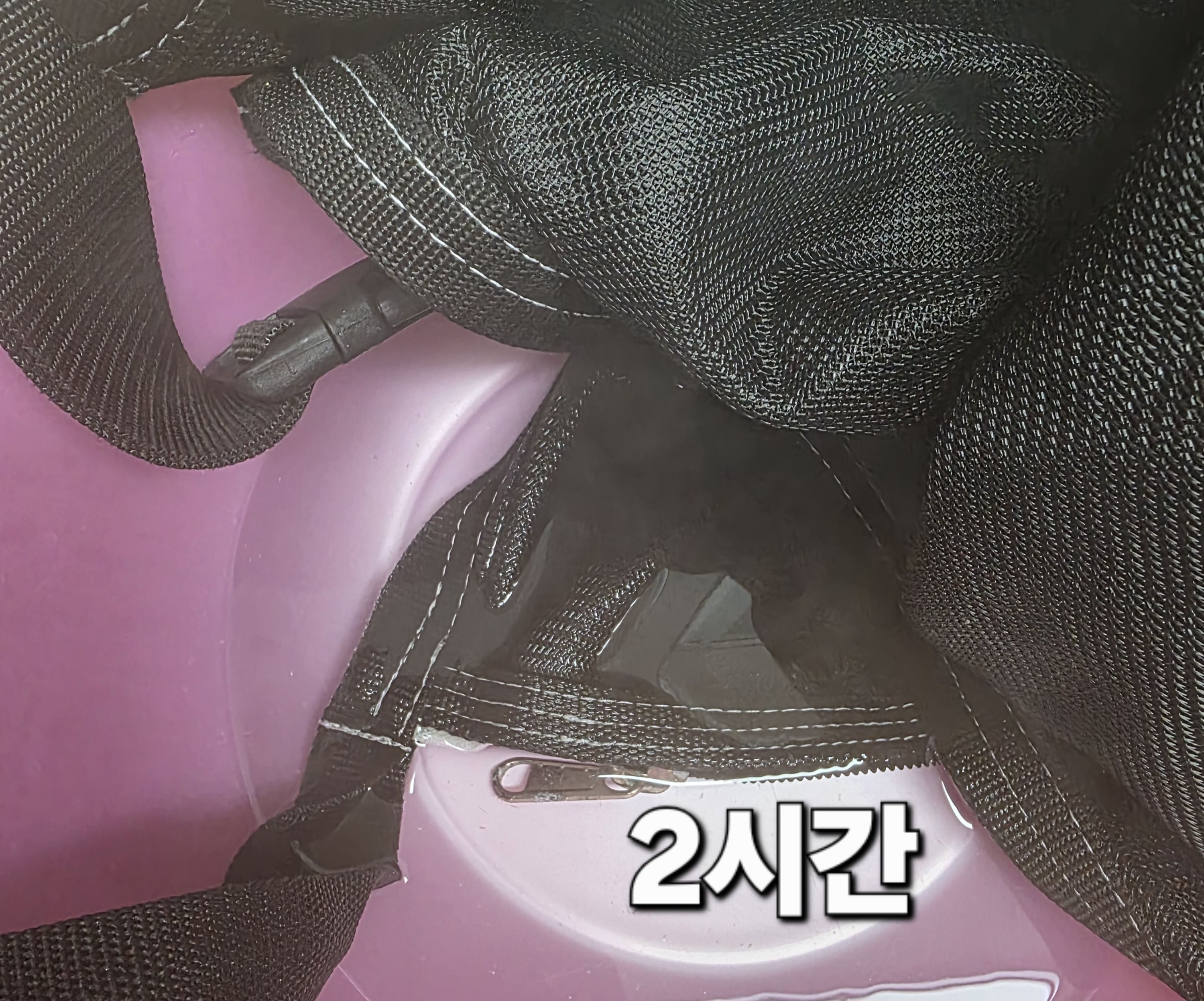 녹슨-지퍼-여는-법-안내-이때,-뜨거운-물을-전부-붓지-않아도-돼요.-지퍼가-잠길-만큼만-부어줘도-충분합니다.-제-팁은-물이-미지근해지면-버리고-새로-끓인-뜨거운-물과-식초-두세-방울을-섞어-다시-부어줬는데요.-저는-이-과정을-다섯-번에서-여섯-번-정도(약-2시간-소요)-반복했습니다.