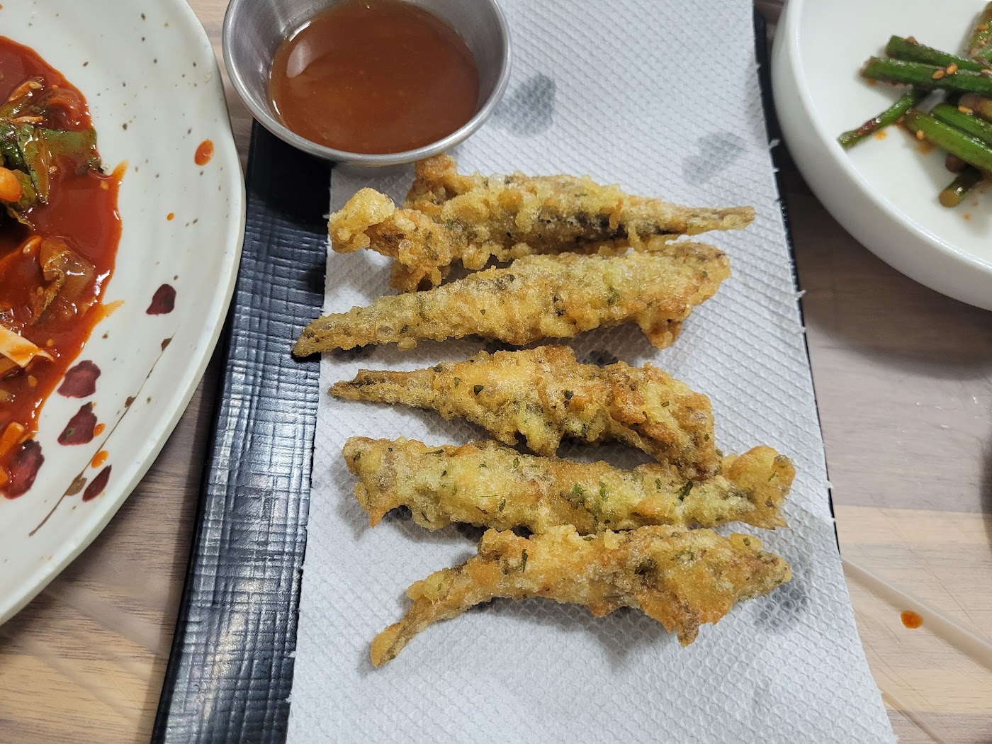 소스와 함께 제공되는 멸치 튀김