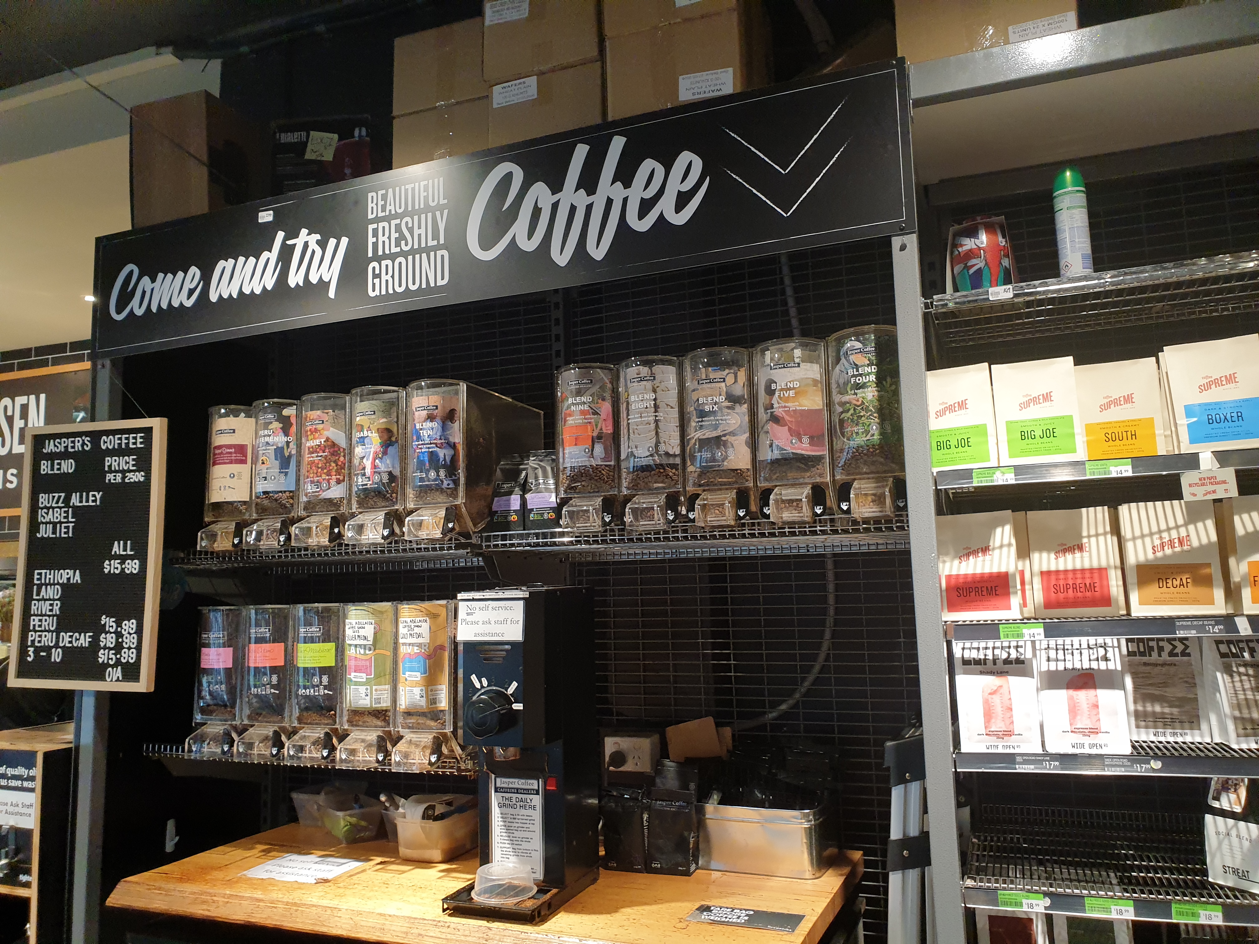 드롱기 라스페셜리스타 아르떼(La Specialista ARTE) 반자동 커피 머신_마트 내 원두 코너