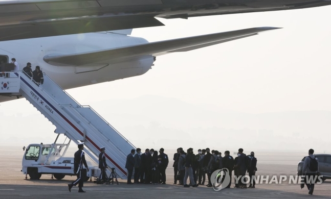 공군 1호기 타는 취재진