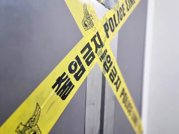 한 주거지 대문에 폴리스 라인이 설치돼 있다. 기사와 직접적 관련이 없는 이미지 [사진=뉴시스]