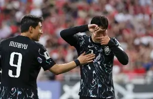 한국-중국-축구-경기-전술-실력-비교-데이터를-보여주는-사진