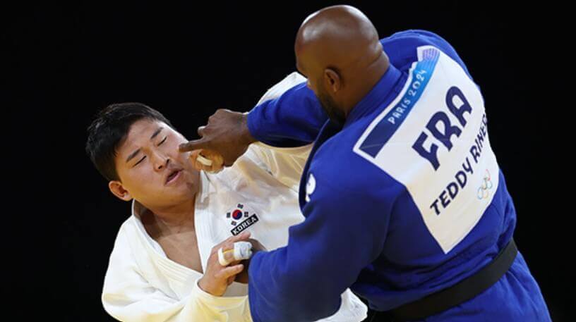 상대 잡기를 피하는 김민종