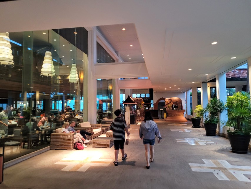 아난타라 리버사이드 방콕 로비 내부 모습 2