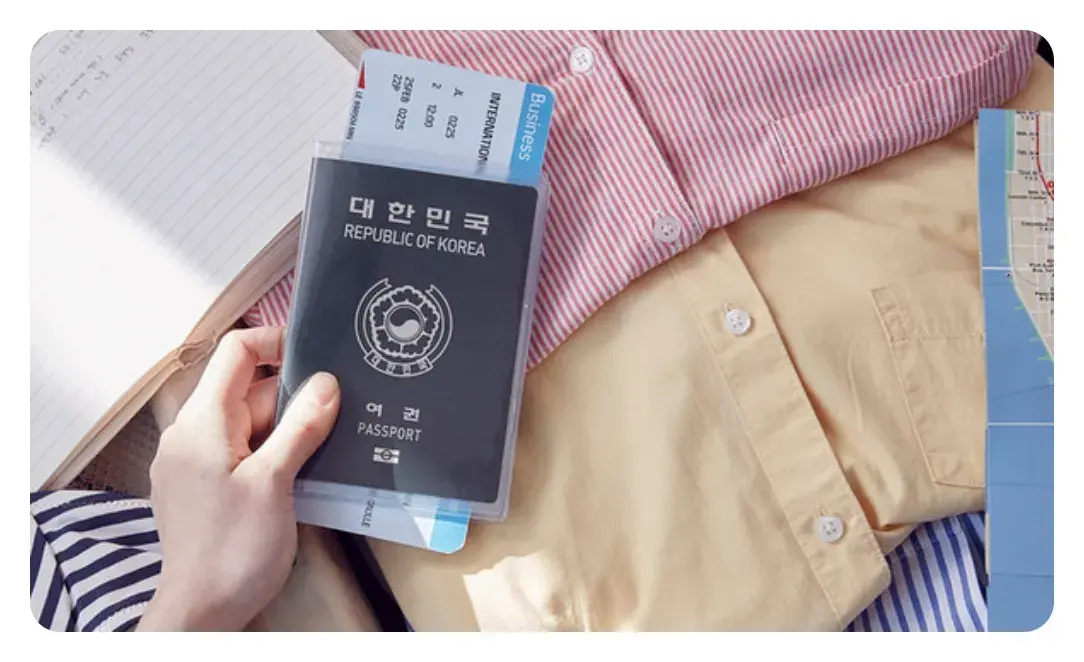 비자 신청에 필요한 서류와 여권, 항공권 이미지