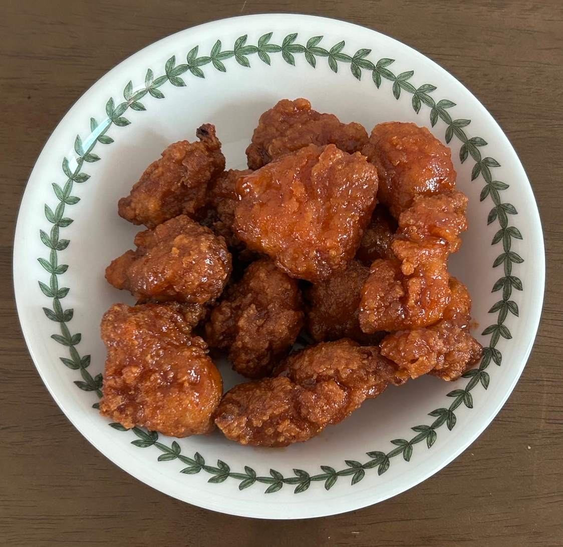 푸라닭 닭강정을 그릇에 담은 모습