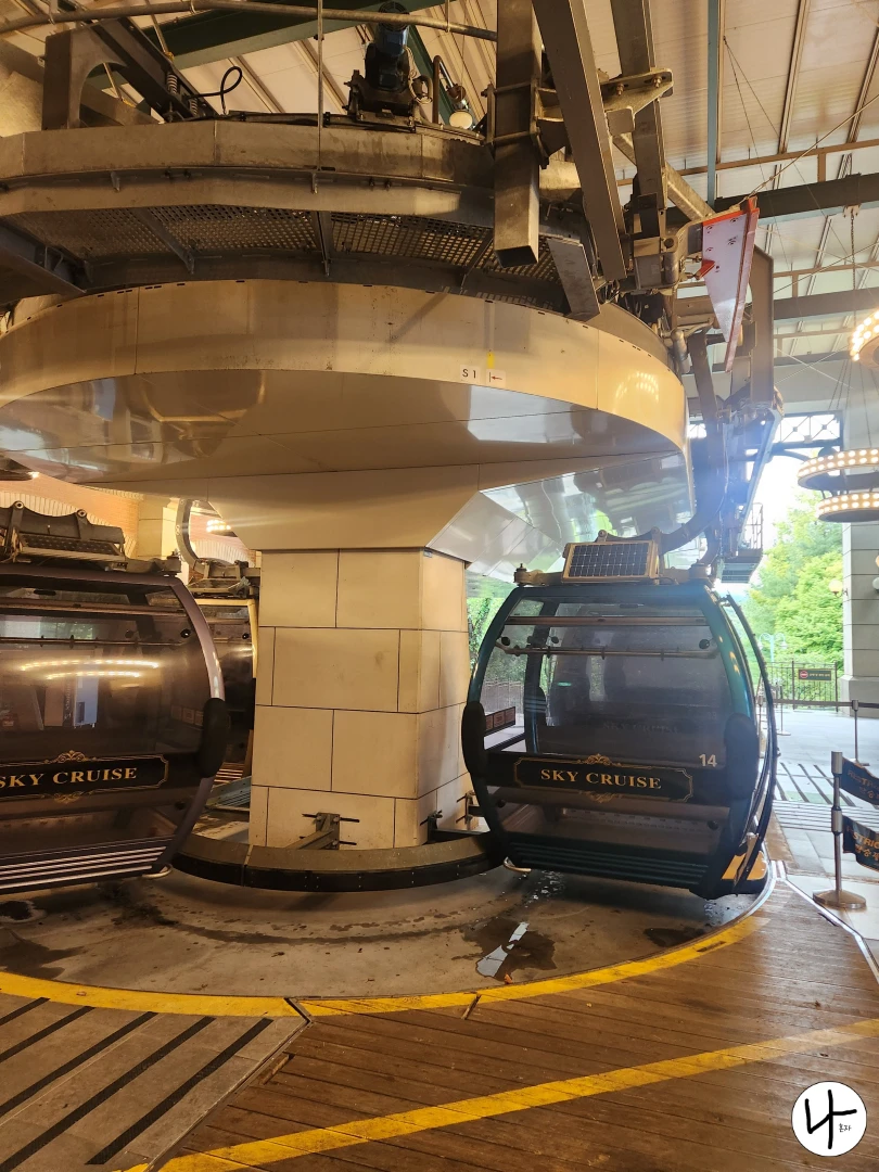 플랫폼으로-들어오고-있는-스카이크루즈