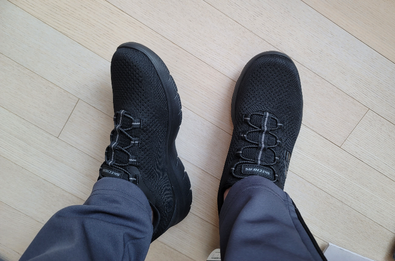 스케쳐스 써밋 운동화 착샷