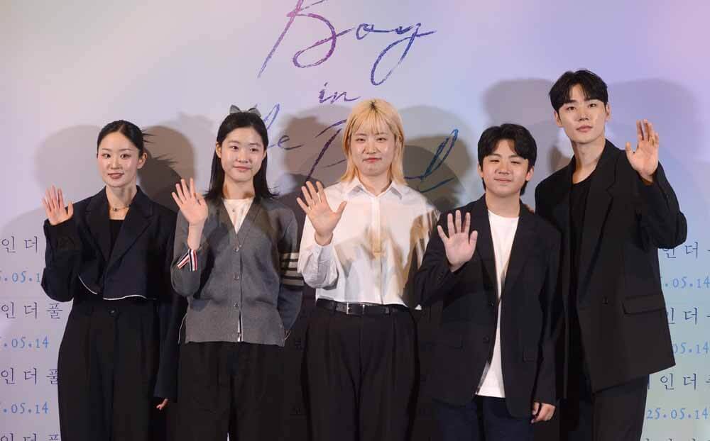 5명의 주인공들이 카메라를 보고 손인사를 하는 장면