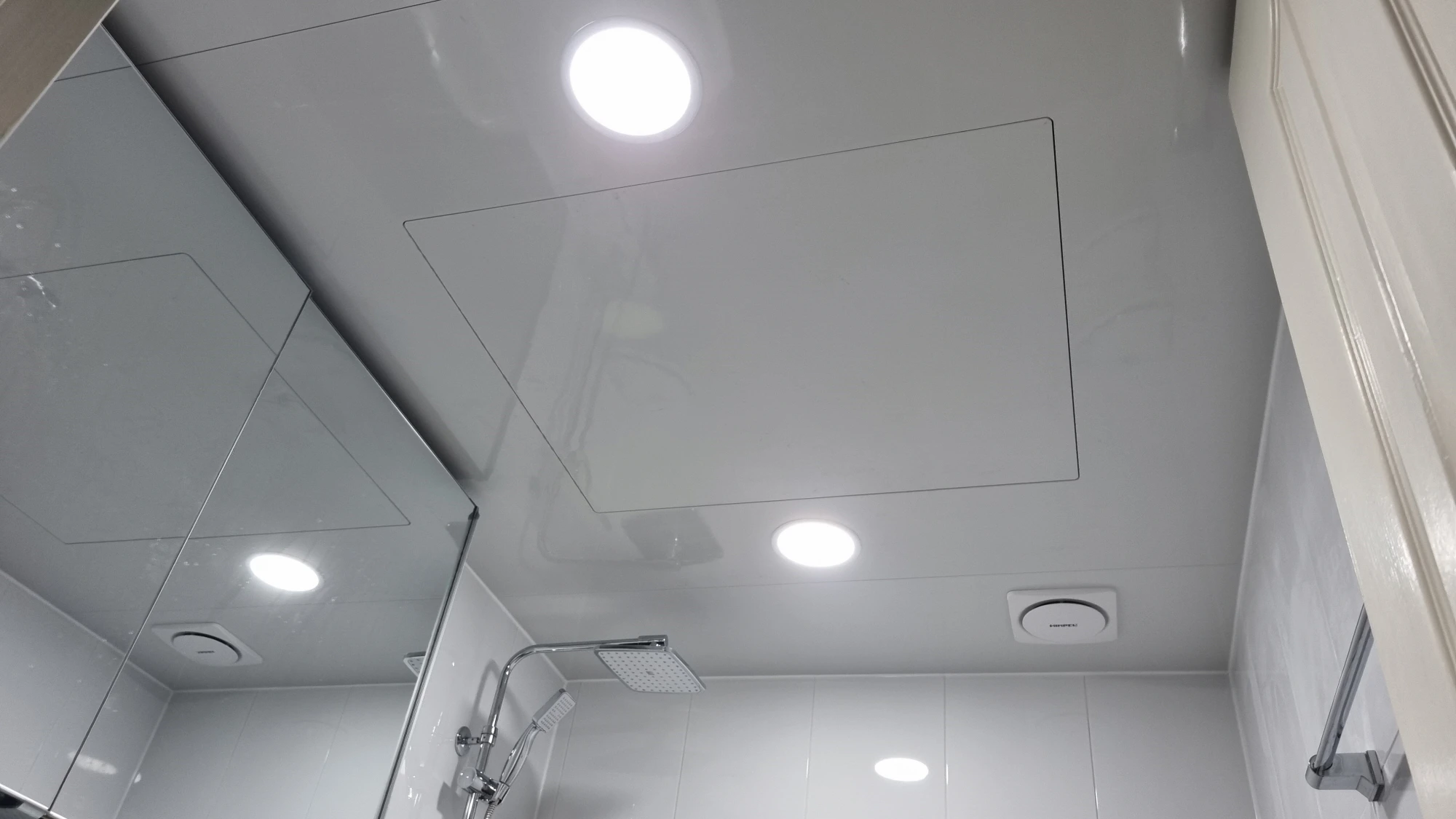 화장실 천장 모습