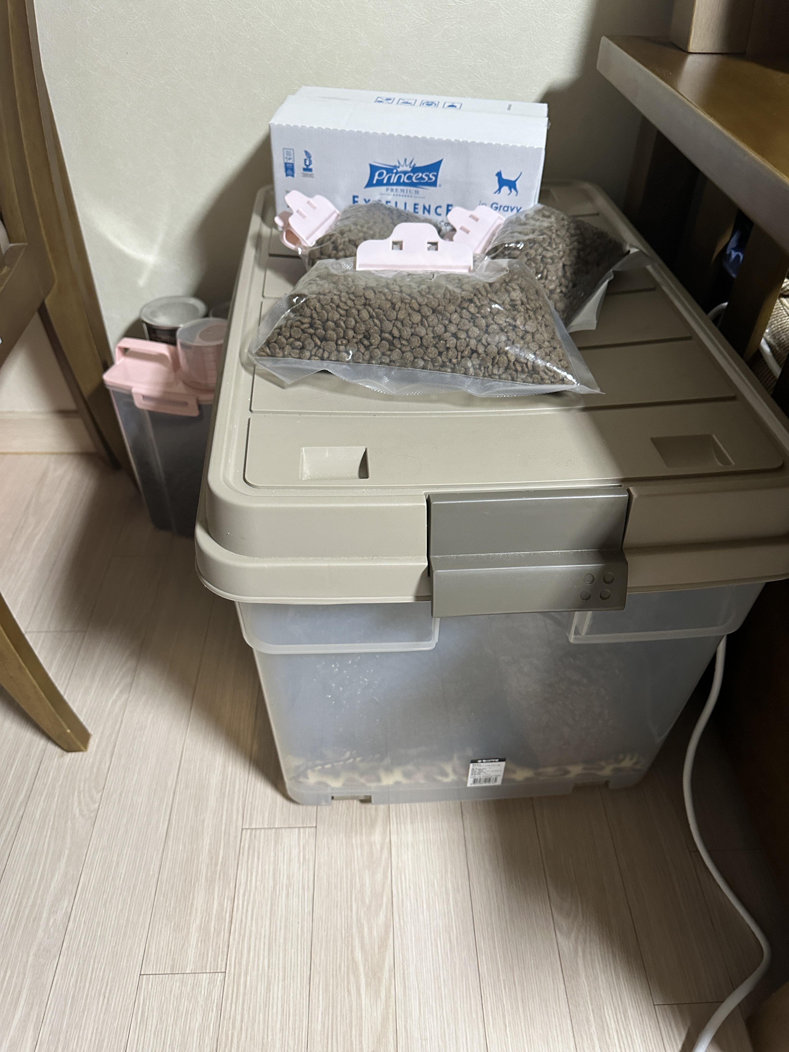 소분한_고양이_사료들을_보관하는_통