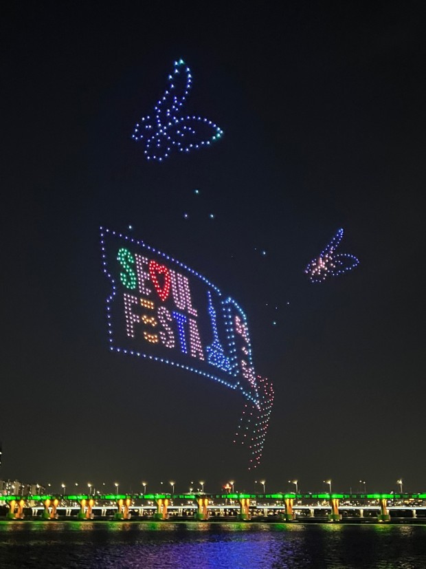 매년 봄과 가을 한강에선 드론라이트쇼가 개최된다. 밤하늘을 수놓은 정교한 드론의 움직임의 빛으로 다채로운 모양과 에니메이션으로 화려한 밤하늘을 만끽할수 있다