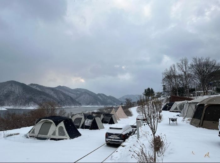 눈덮인_캠핑장전경