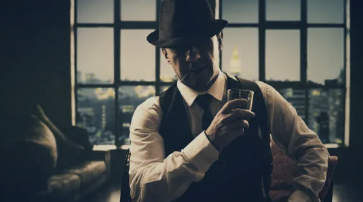 멋쟁이 신사가 와인잔을 들고 느낌있게 서있는 사진