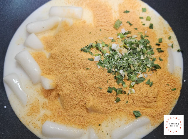 밀키트 로제떡볶이-건더기 스프 넣기