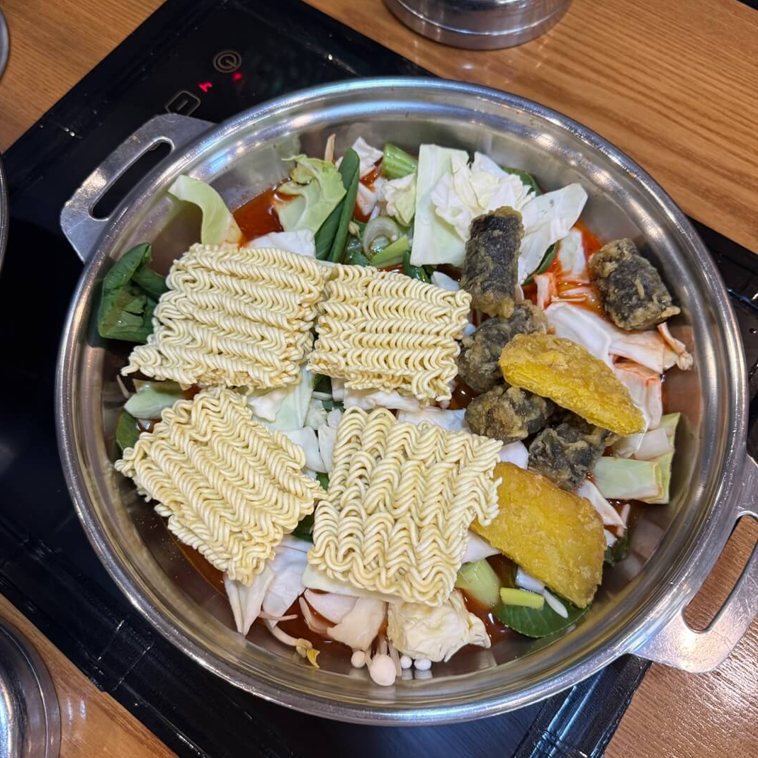 두끼떡볶이 재료 담기 떡 라면사리 채소 선택