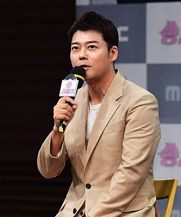 아나운서-출신-방송인-전현무