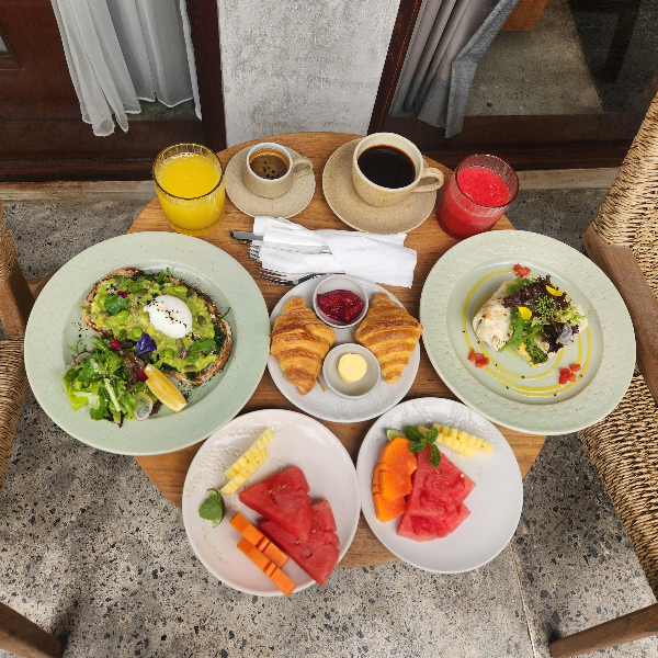 조식, 빵과 샐러드 그리고 과일과 커피와 주스 등이 야외 프라이빗 수영장 테이블 위에 놓여있다.
