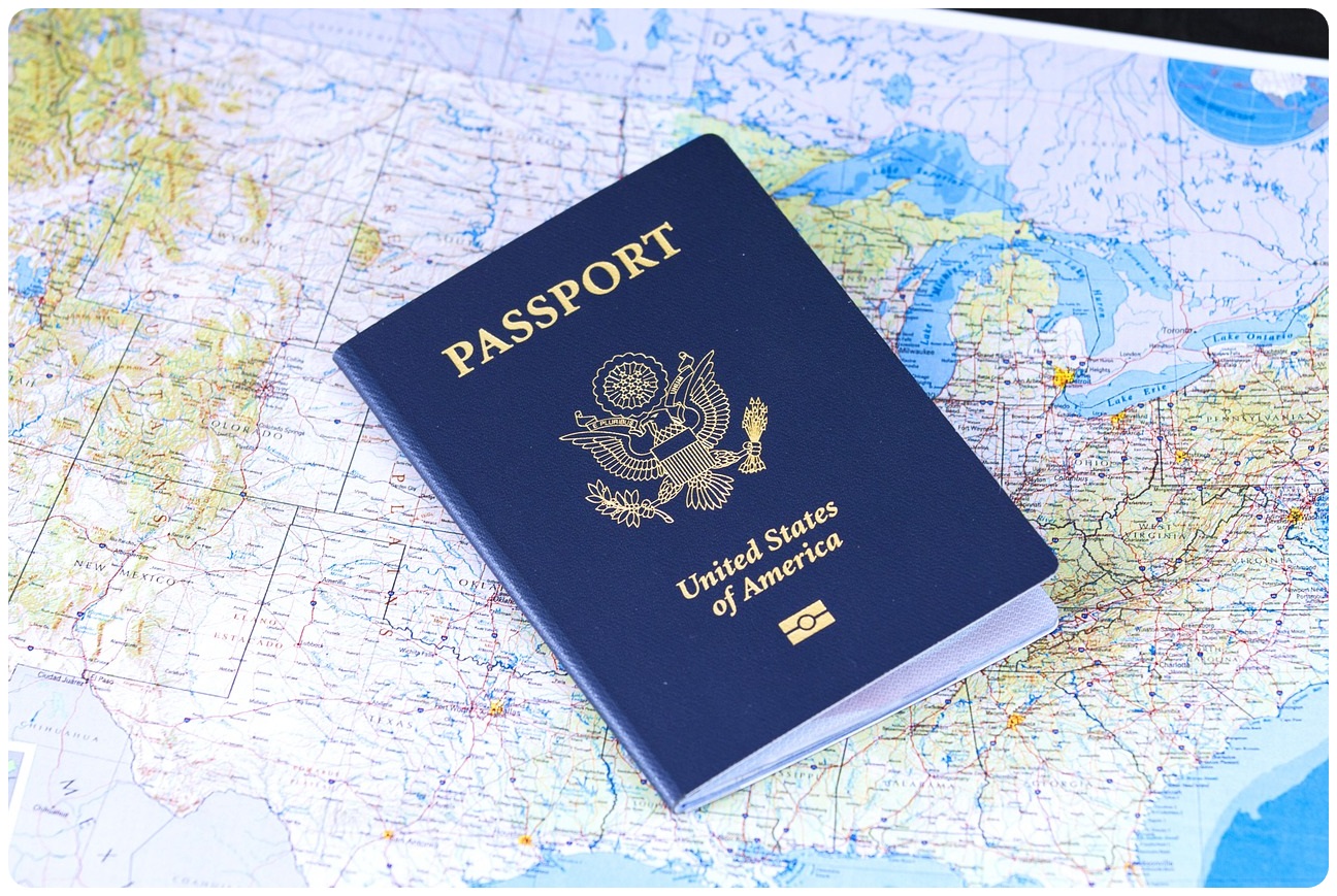 여권 사진과 세계지도