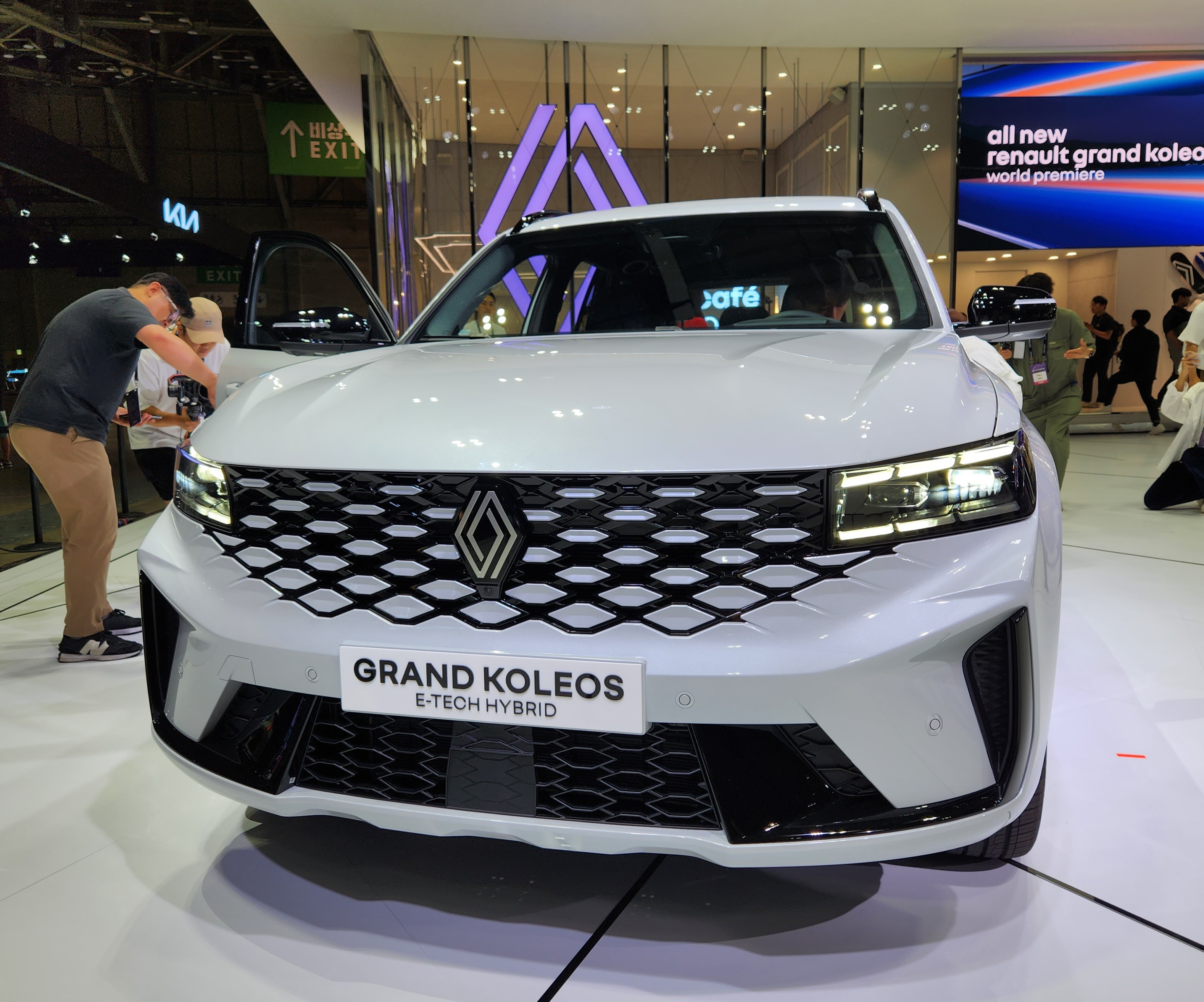 르노코리아가 무려 4년 만에 선보인 신차 '그랑 콜레오스'가 이목을 끈다.