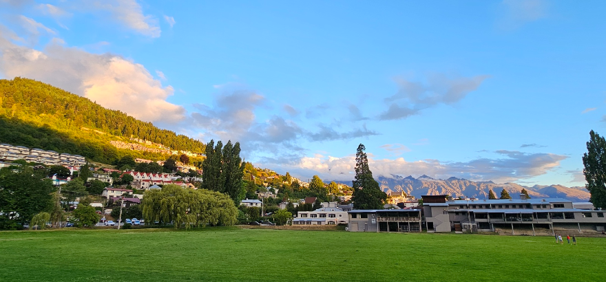 퀸스타운의 어느 잔디밭과 멋진 하늘