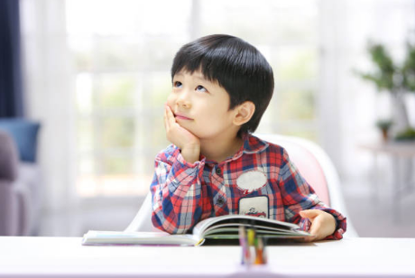 curious young child behavior