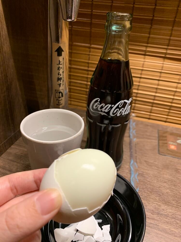 깐 반숙란과 코카콜라