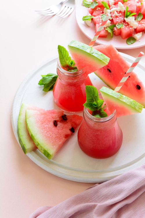 Healthy watermelon smoothie with mint and lime for hot summer days민트와 라임이 들어간 시원한 수박 스무디