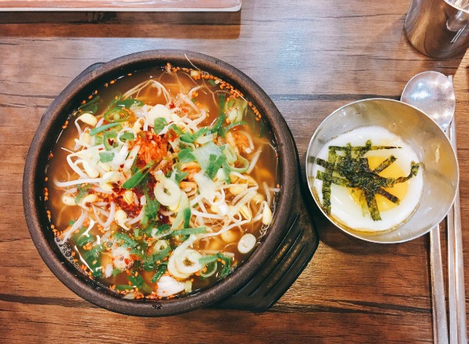 콩나물 국밥과 달걀반숙 이미지