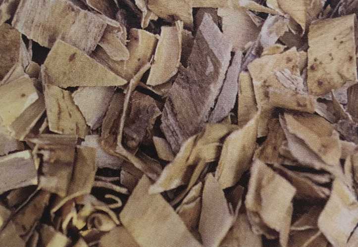 한약으로 쓰이는 오가피를 잘게 자른 사진