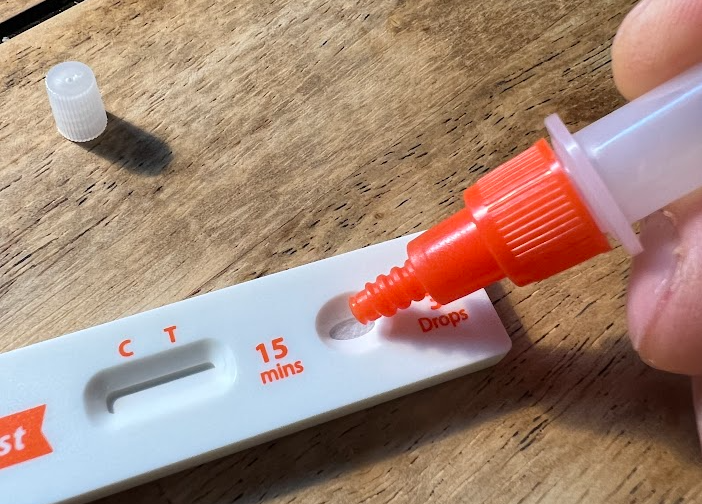 테스트용 용액을 3방울 떨어뜨린 후 15분을 기다린다.