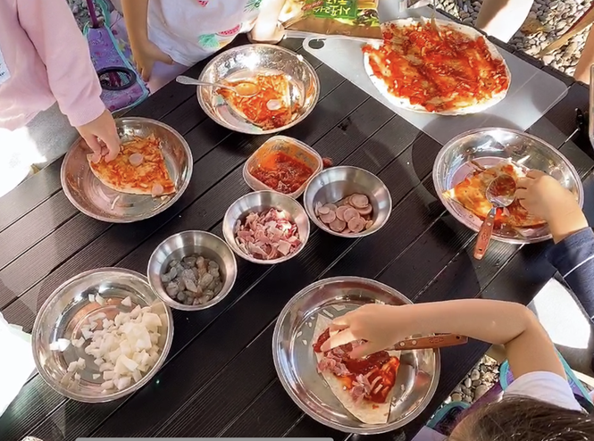 가족 캠핑에서 즐기는 색다른 메뉴 - 미니피자만들기