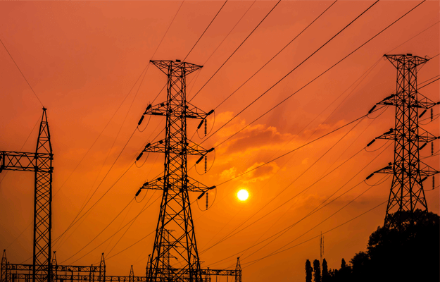 전기 에너지를 전달하는 송전탑 사진