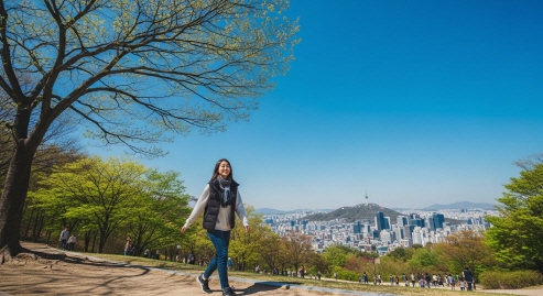 서울 남산타워 근처 공원 산책, 푸른 하늘과 자연
