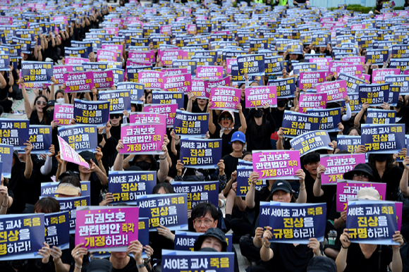 지난 4일 오후 광주 동구 5&middot;18민주광장에서 광주지역 교사 3500여명이 참석한 가운데 '9&middot;4공교육 멈춤의 날-서이초 교사 추모집회'가 열리고 있다. 2023.09.04. [사진=뉴시스]
