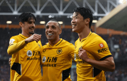 동료들과 어깨동무하며 기뻐하는 황희찬