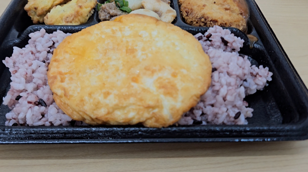 GS편의점에서 파는 혜자로운집밥 7천반상 계란후라이와 흑미밥