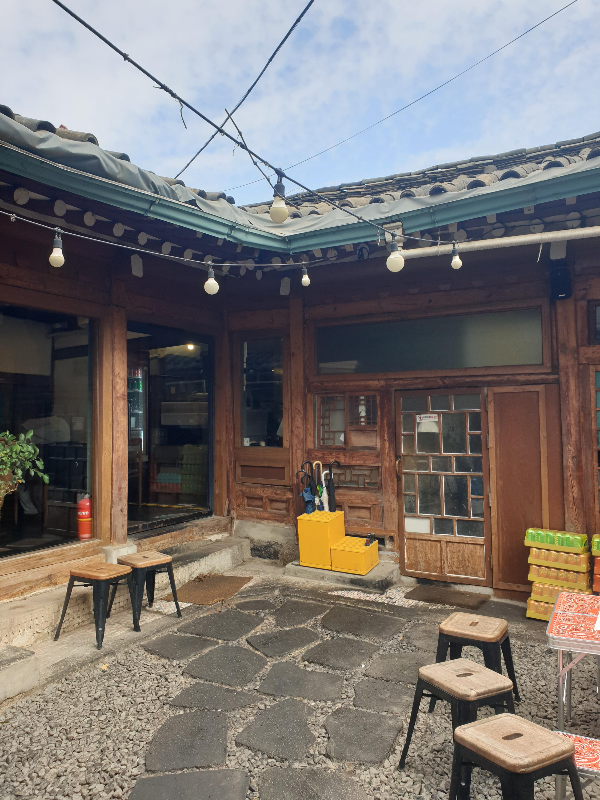 마당에 돌을 깔아 비가 와도 무리 없게 해놓았다. 마당에는 야외 테이블이 세팅되어 있다.