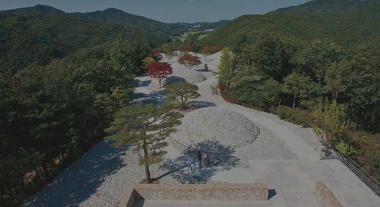 돌무더기와 이끼가 어우러진 스톤가든 산책길. [ⓒ뮤지엄 산 홈페이지]