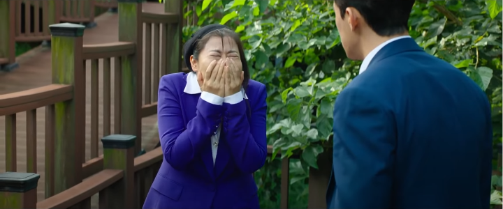 파란색-옷을-입은-라미란