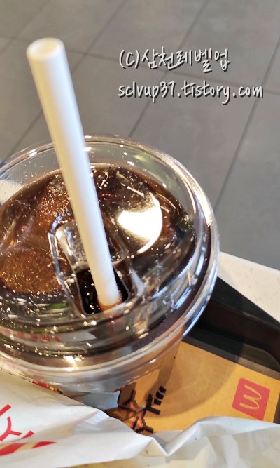 맥도날드 뉴진스 버거 맥스파이시 크리미 어니언 햄버거 세트의 제로 콜라와 종이빨대